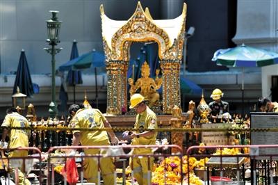 18日，泰國曼谷四面佛前，救援人員在爆炸現場進行清理。四面佛附近17日晚發(fā)生爆炸，造成6名中國公民死亡，20余人受傷。