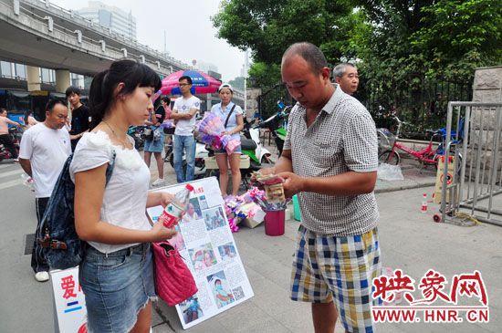 一名市民在買水。