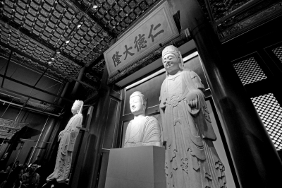      北齊石佛像和菩薩像。京華時(shí)報(bào)記者 王海欣 攝