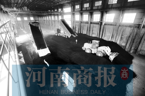 大量煤炭運(yùn)往南區(qū)供熱站，為今冬供暖做準(zhǔn)備 河南商報(bào)記者 鄧萬(wàn)里/攝