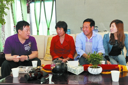 網(wǎng)友“奇石頑童”與牛松玲、郭新成夫婦