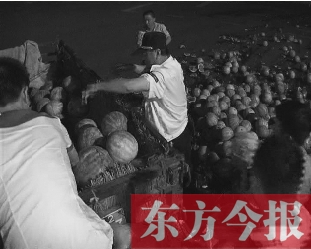 昨日凌晨，鄭州街頭，眾多愛心市民幫瓜農(nóng)撿拾西瓜