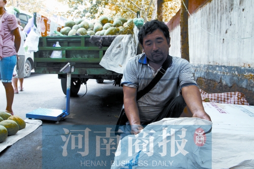 錢包就裝在這個編織袋里，枕在老陳頭下，沒想到還是被偷走了 實習生 唐韜/攝
