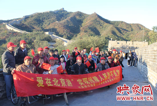 旅游對(duì)于殘疾人朋友來(lái)說(shuō)比正常人要困難許多，2011年，劉小琴帶領(lǐng)殘障朋友登上了長(zhǎng)城。
