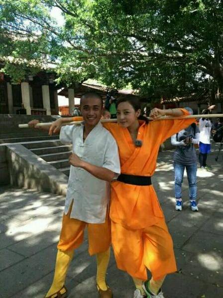 這些參加節(jié)目的女星當(dāng)中既有歌手，又有演員，都是時(shí)尚年輕且受歡迎的女星。