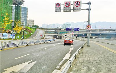 12月18日，本報記者駕車經(jīng)過江北嘴千廝門大橋匝道附近道路和財信廣場旁支路體驗時，收音機里能聽到神秘的路況提示音。本報記者