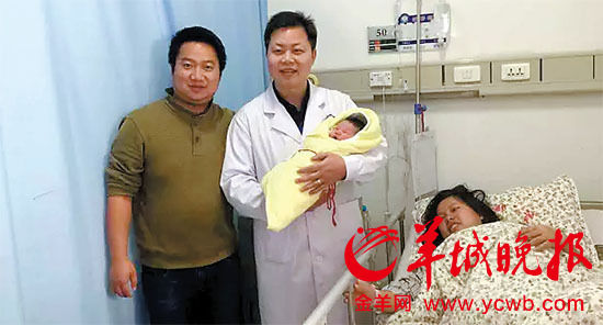 醫(yī)護(hù)人員看望金女士和寶寶