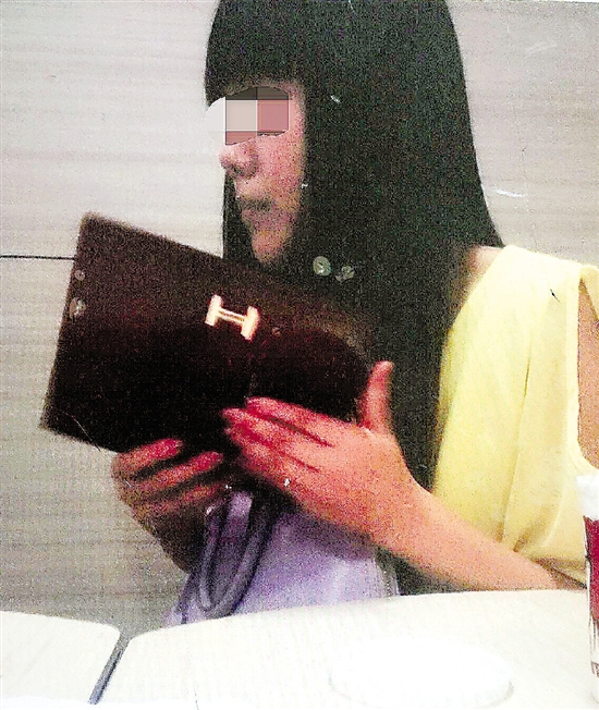 小王的女朋友小劉。