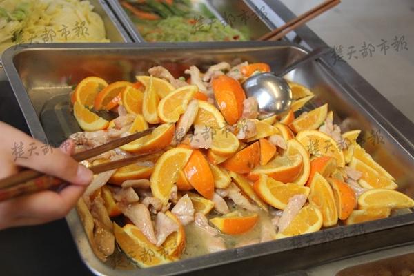 大學(xué)食堂現(xiàn)神級“黑暗料理”:橙子炒肉 大學(xué)食堂現(xiàn)神級“黑暗料理”:橙子炒肉