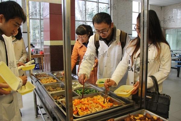 大學(xué)食堂現(xiàn)神級“黑暗料理”:橙子炒肉 大學(xué)食堂現(xiàn)神級“黑暗料理”:橙子炒肉