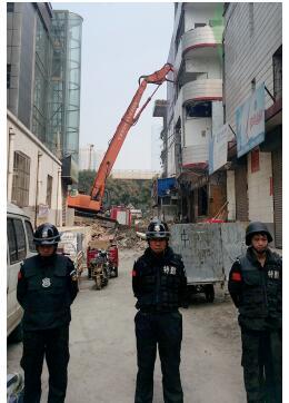 根據(jù)《太原市和小 店區(qū)平陽路街道親賢城中村改造拆遷安置補(bǔ)償方案》，結(jié)合親賢實(shí)際，親賢社區(qū)補(bǔ)償安置采取“商業(yè)用房安置+小戶型公寓住宅安置+貨幣補(bǔ)償”的方式，其中每分 （0.1 畝）置換商業(yè)用房50平方米+小戶型公寓住宅80平方米+貨幣補(bǔ)償20萬元人民幣。（拍攝：2015年9月17日）