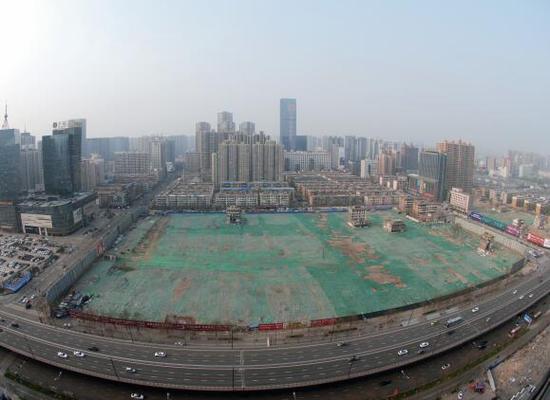 2016年4月，經(jīng)過持續(xù)攻堅(jiān)，親賢社區(qū)西北片區(qū)的拆遷工作基本告一段落，但在鋪設(shè)了防塵綠網(wǎng)的空地中，至今仍有3戶居民選擇了“堅(jiān)守”。(拍攝：2016年4月4日)