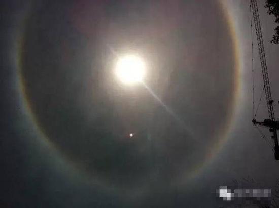 上?，F(xiàn)UFO 專家稱光圈是日暈亮點(diǎn)或是飛行器(圖)