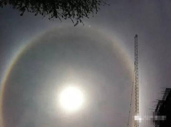 上?，F(xiàn)UFO 專家稱光圈是日暈亮點(diǎn)或是飛行器(圖)