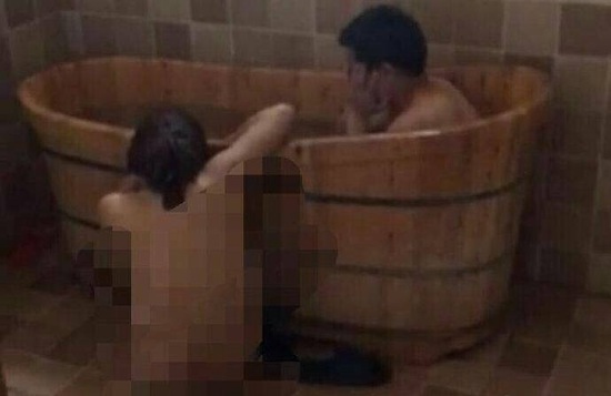 視頻顯示，一男一女赤身裸體地在浴盆中洗澡。