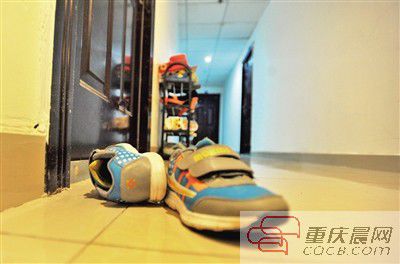 出事小孩的鞋子凌亂地?cái)[放在自家門(mén)前。
