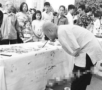 黃國富在作畫。資料照片