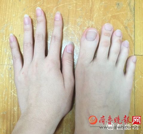 女大學(xué)生腳趾修長(zhǎng)如手指