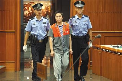 昨天上午，強(qiáng)奸幼女的楊某被帶進(jìn)法庭聽(tīng)候?qū)ψ约旱慕K審判決。通訊員 李佳 攝