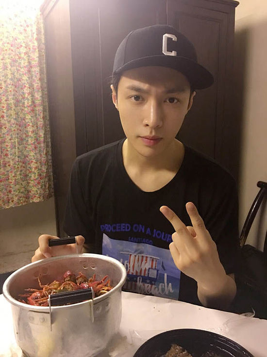 二爺加餐！張藝興告別清湯白面吃小龍蝦