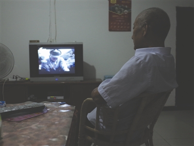 昨日，古藺，69歲的楊正元獨自在家看電視