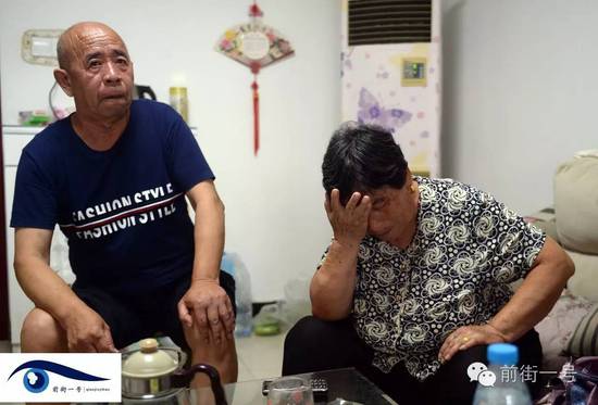李亞榮的公婆談及李亞榮時(shí)淚流不止。