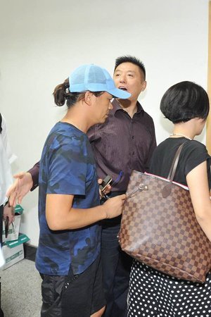 新京報快訊(記者劉洋)今天上午9時許，王寶強在律師張起淮的陪同下到北京朝陽法院，起訴離婚并交納訴訟費。王寶強方預(yù)估財產(chǎn)總額至少在1個億，法院遂按照1億元暫計財產(chǎn)價值，依據(jù)《訴訟費交納辦法》收取了訴訟費24.9575萬元。