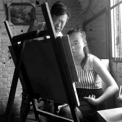 　女兒畫畫，父親在一旁指導(dǎo)