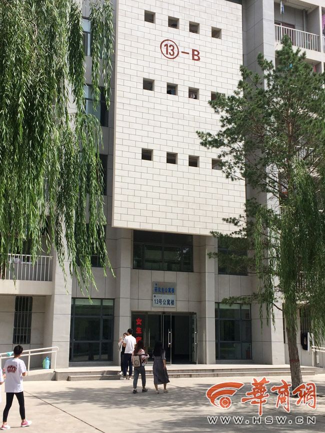 8月30日，榆林學(xué)院有學(xué)生發(fā)微博對女生宿舍樓住進(jìn)男生提出質(zhì)疑。9月3日，學(xué)校宣傳部門回應(yīng)，女生宿舍樓里確實住著3名男研究生，但該樓的格局是套間，跟單元房一樣是獨立的，大學(xué)應(yīng)有包容的精神。