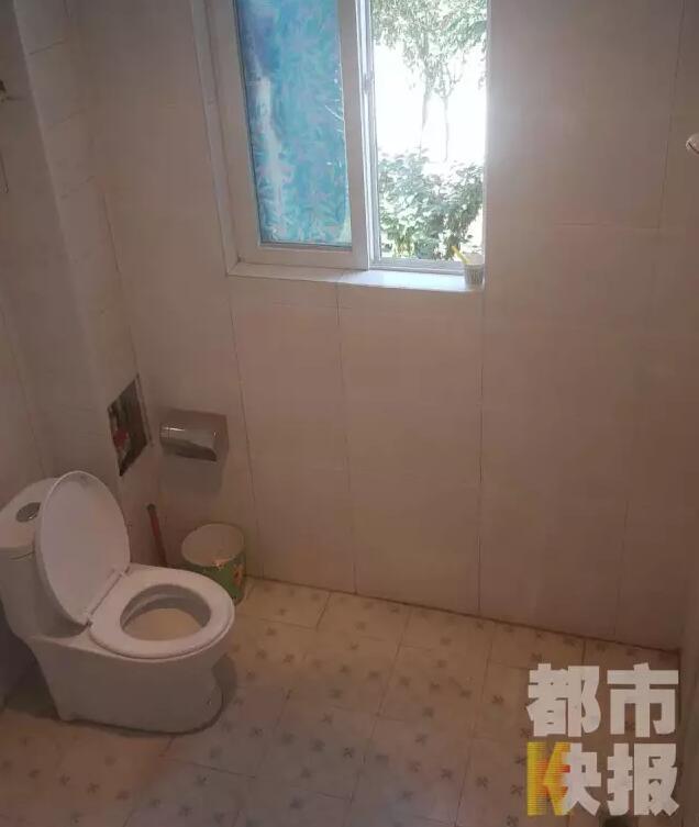 西安市戶縣草堂鎮(zhèn)的李家?guī)r村，有多戶人家經(jīng)營(yíng)著農(nóng)家樂，但昨晚發(fā)生的這件事情打破了這里的寧?kù)o。村民：“縣上的、鎮(zhèn)上的警察，還有村干部好多人在那兒，說是女的在衛(wèi)生間生產(chǎn)，把娃從窗子扔下來?！鞭r(nóng)家樂員工：“(聽說)直接從二樓扔下來了，呀，太殘忍了?！弊蛲淼氖拢芏嗳私裨绮怕犝f，震驚之余更感到惋惜。記者今天在高冠西五巷口找到了大家所說的農(nóng)家樂，一夜過去了，作為和那名女顧客有過交集的老板娘，心情仍然很沉重。