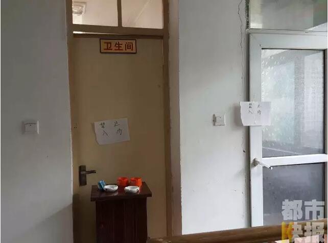 當(dāng)馮女士走出大門，繞到院子的側(cè)面時(shí)，衛(wèi)生間窗戶下方草叢中的一幕，讓她驚出了一身冷汗。農(nóng)家樂老板娘馮女士：“就是孩子，旁邊帶著胎盤?！弊蛲硎稽c(diǎn)半事發(fā)后，馮女士報(bào)了警，很不幸，男嬰已經(jīng)死亡。涉及的兩個(gè)房間，暫時(shí)被封鎖，里面已經(jīng)清理干凈。隨后記者也從轄區(qū)草堂派出所了解到，這兩男一女三人是朋友關(guān)系，女子的年齡大概是二十二三歲。該女子事發(fā)后被送往醫(yī)院，同行的兩名男子當(dāng)時(shí)被警方帶去派出所接受了筆錄調(diào)查后，已經(jīng)離開了派出所。