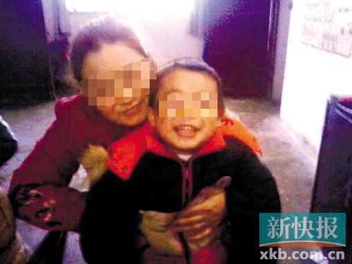 程女士生前和小孩開(kāi)心玩耍。家屬供圖