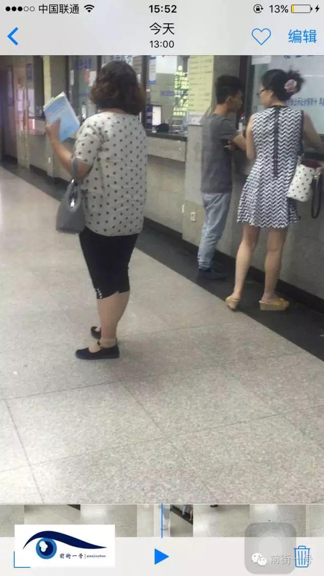 該女子在大廳內(nèi)徘徊發(fā)現(xiàn)女患者便主動上前搭訕。