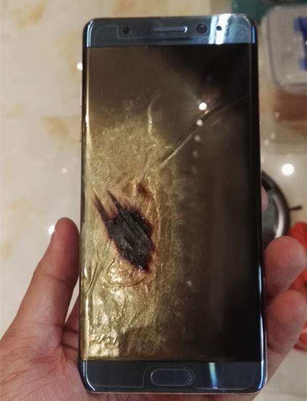 此外，該用戶還曬出了此前收到手機時在發(fā)在朋友圈的開箱圖，這款珊瑚藍版Note7是在9月2日左右拿到貨，從三星官網(wǎng)查詢這臺機器的IMEI號碼可知，該機的意外損壞保險服務(wù)開始時間為9月3號，并非三星官方召回的1858臺測試體驗機。