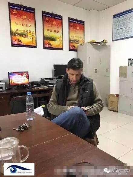 該外籍男子在派出所接受詢問。（網(wǎng)友供圖）