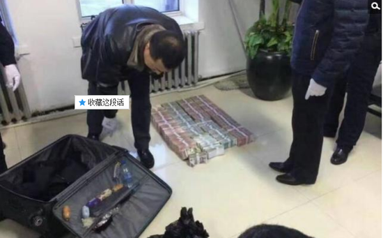 京華時報訊昨天凌晨1點左右，黑龍江省密山市一銀行金庫發(fā)生搶劫案。一名身穿迷彩服男子準備劫取現(xiàn)金時被發(fā)現(xiàn)，致一名金庫值守人員死亡，隨后棄款而逃。目前，該男子尚未歸案，案件正在全力偵辦中。