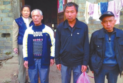 已被判死緩、在獄中服刑的4個村民的家人一直在為兒子喊冤。圖片來自網(wǎng)絡(luò)