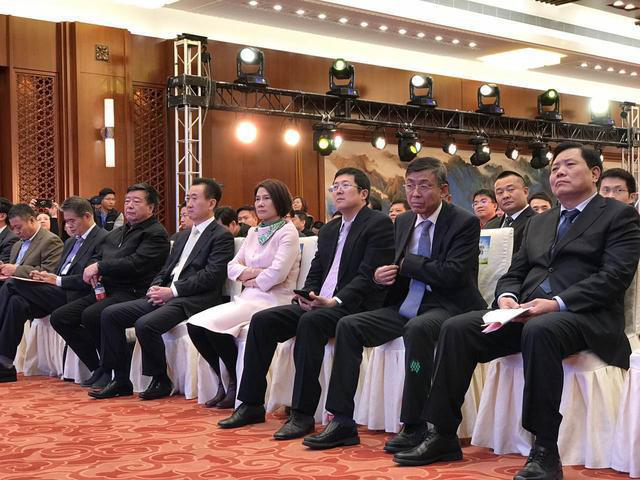董明珠在現(xiàn)場演講時表示，她愿意拿她所有的資產(chǎn)投入到珠海銀隆里。據(jù)悉，同時與珠海銀隆原始股東共同簽署增資協(xié)議的，還有董明珠個人及北京燕趙匯金國際投資有限責任公司、大連萬達集團股份有限公司、江蘇京東邦能投資管理有限公司等3家知名企業(yè)，5家單位或個人共同增資30億，獲得珠海銀隆22.388%的股權。