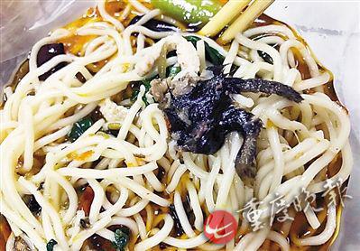 照片顯示，酸菜肉絲面有疑似老鼠腿物體。(圖片來自網(wǎng)絡(luò))
