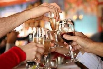 男子拼酒憋爆食管 你還敢這樣喝酒嗎？(組圖)