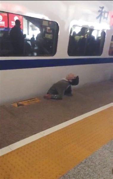 視頻顯示，一男子下半身被卡在站臺(tái)與列車之間縫隙。