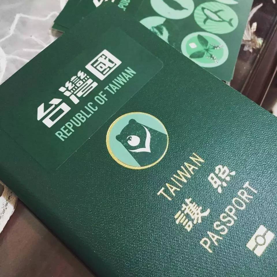 環(huán)環(huán)一直排在這個女孩后面，想看看日本入境官員如何處理這個令人啼笑皆非的所謂“臺灣國”。