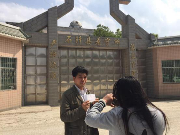 陳全松父親給看守所中的兒子交生活費。