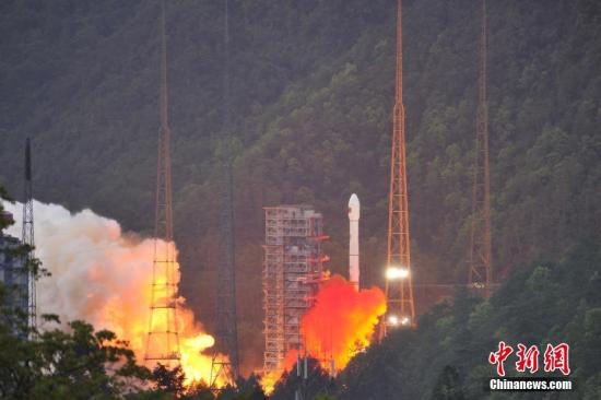 4月12日19時(shí)04分，中國(guó)西昌衛(wèi)星發(fā)射中心成功發(fā)射實(shí)踐十三號(hào)衛(wèi)星。 葉樂(lè)峰 攝