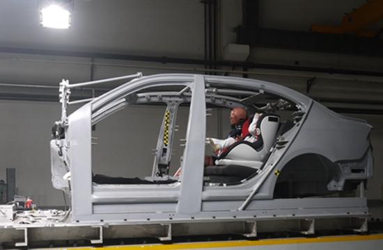 中國兒童汽車安全座椅市場一度沒有國家標(biāo)準(zhǔn)。圖為汽車用兒童安全座椅進(jìn)行撞擊實(shí)驗(yàn)