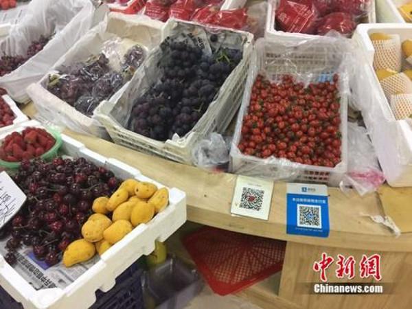 某水果攤，收款二維碼貼在顯眼位置。中新網(wǎng) 吳濤 攝