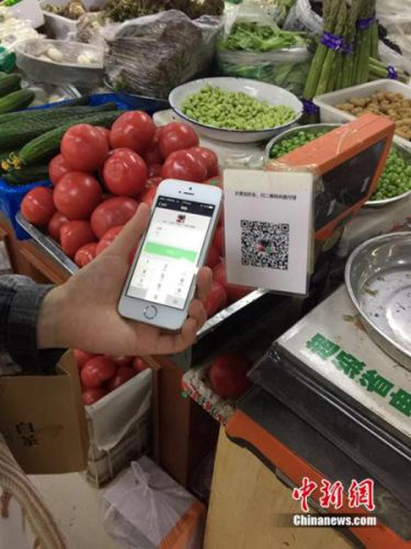 有顧客正在用微信支付結(jié)賬。中新網(wǎng) 吳濤 攝