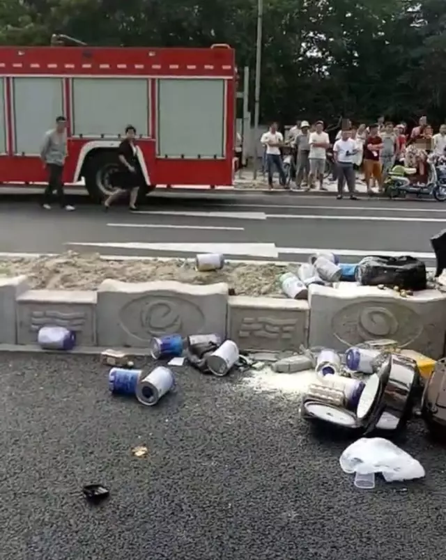 不值！小車四腳朝天司機(jī)身亡 死者只為偷幾罐奶粉