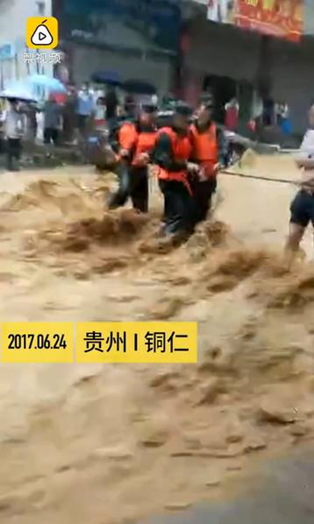 圖為6月24日，貴州銅仁多個區(qū)縣遭暴雨襲擊。