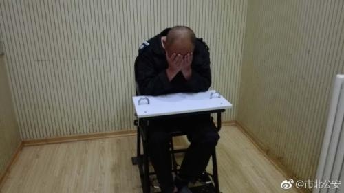  打人男子。圖片來源：青島市公安局市北分局官方微博